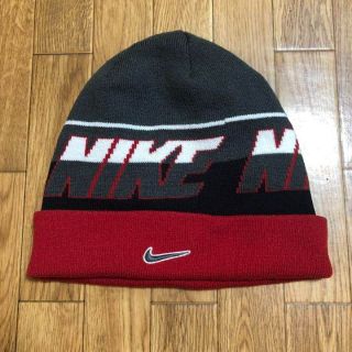 ナイキ(NIKE)のNIKE ニット帽 グレー 黒 赤 フリーサイズ ナイキ 刺繍 スオッシュ(ニット帽/ビーニー)