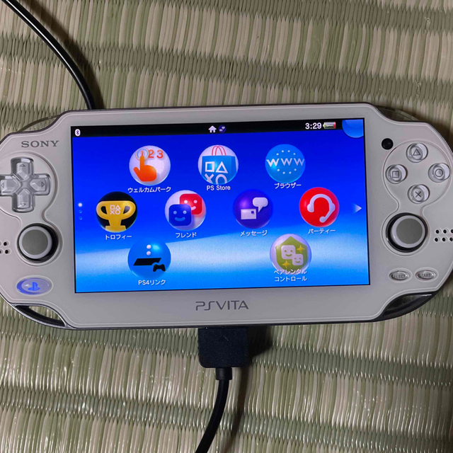 SONY(ソニー)のPSVITA 1000      白　【ジャンク】　　　　　　メモリーカード付き エンタメ/ホビーのゲームソフト/ゲーム機本体(携帯用ゲームソフト)の商品写真