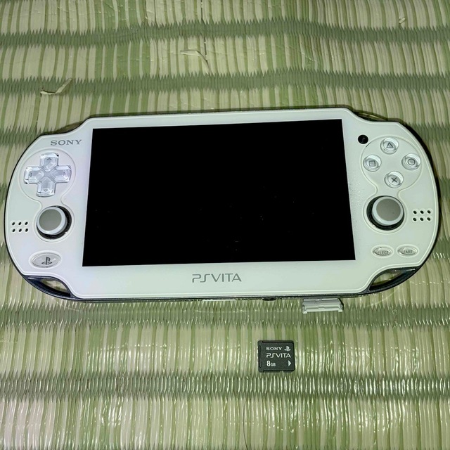 SONY(ソニー)のPSVITA 1000      白　【ジャンク】　　　　　　メモリーカード付き エンタメ/ホビーのゲームソフト/ゲーム機本体(携帯用ゲームソフト)の商品写真