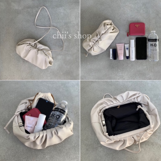 ガマグチギャザー ショルダーバッグ デザイン 白 レザー プチプラ 韓国通販 レディースのバッグ(ショルダーバッグ)の商品写真