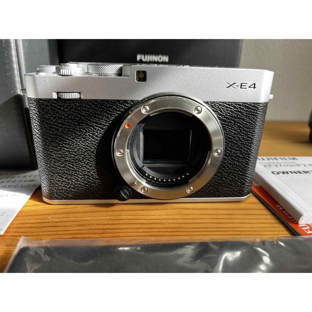 富士フイルム(フジフイルム)のFujifilm X-E4 シルバー　美品 スマホ/家電/カメラのカメラ(ミラーレス一眼)の商品写真