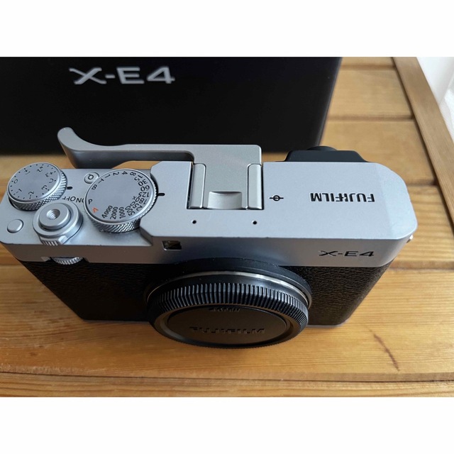 富士フイルム(フジフイルム)のFujifilm X-E4 シルバー　美品 スマホ/家電/カメラのカメラ(ミラーレス一眼)の商品写真