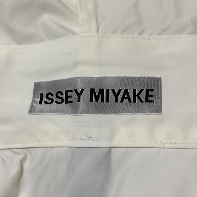 ISSEY MIYAKE(イッセイミヤケ)のイッセイミヤケ コート サイズ2 M 白 レディースのジャケット/アウター(その他)の商品写真