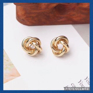 ♥️NEW♥️結び目 ゴールド ピアス パンク ヴィンテージ プレゼント個性的(ピアス)