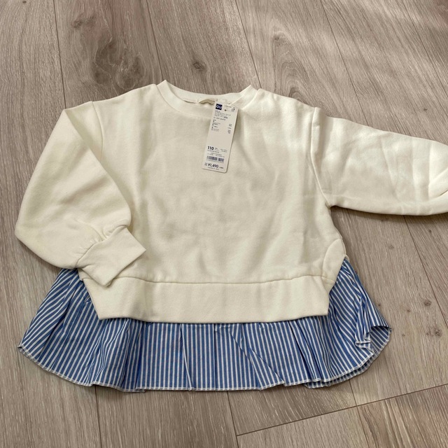 GU(ジーユー)のGU 裏起毛ストライプフリルスウェットプルオーバー キッズ/ベビー/マタニティのキッズ服女の子用(90cm~)(Tシャツ/カットソー)の商品写真