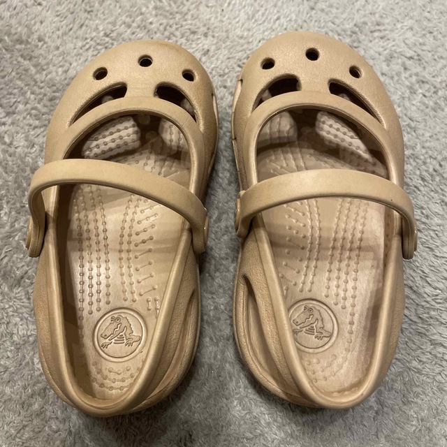 crocs(クロックス)のcrocs クロックスサンダル ベージュサイズ7 キッズ/ベビー/マタニティのキッズ靴/シューズ(15cm~)(サンダル)の商品写真