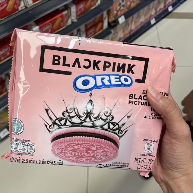 日本未発売　blackpink コラボ　オレオ　トレカ付き pink 食品/飲料/酒の食品(菓子/デザート)の商品写真