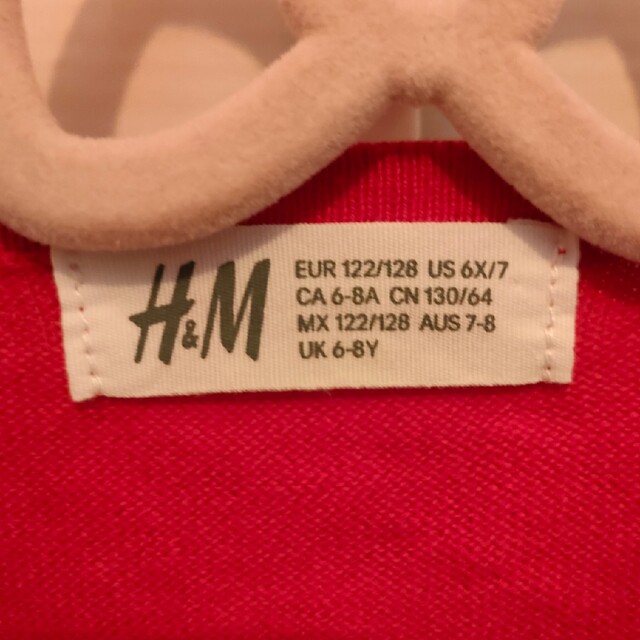 H&M(エイチアンドエム)のキッズカーディガン（赤）120-130cm キッズ/ベビー/マタニティのキッズ服男の子用(90cm~)(カーディガン)の商品写真