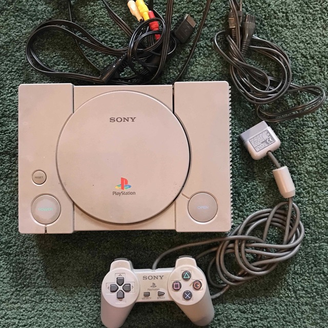 SONY SCPH-5500 プレイステーション　PlayStation エンタメ/ホビーのゲームソフト/ゲーム機本体(家庭用ゲーム機本体)の商品写真