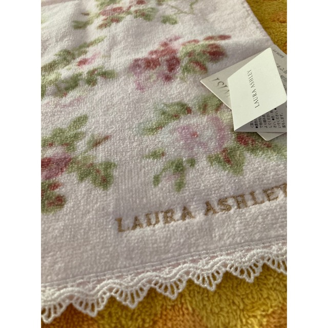 LAURA ASHLEY(ローラアシュレイ)のローラアシュレィ　タオルハンカチ　レース小花 レディースのファッション小物(ハンカチ)の商品写真