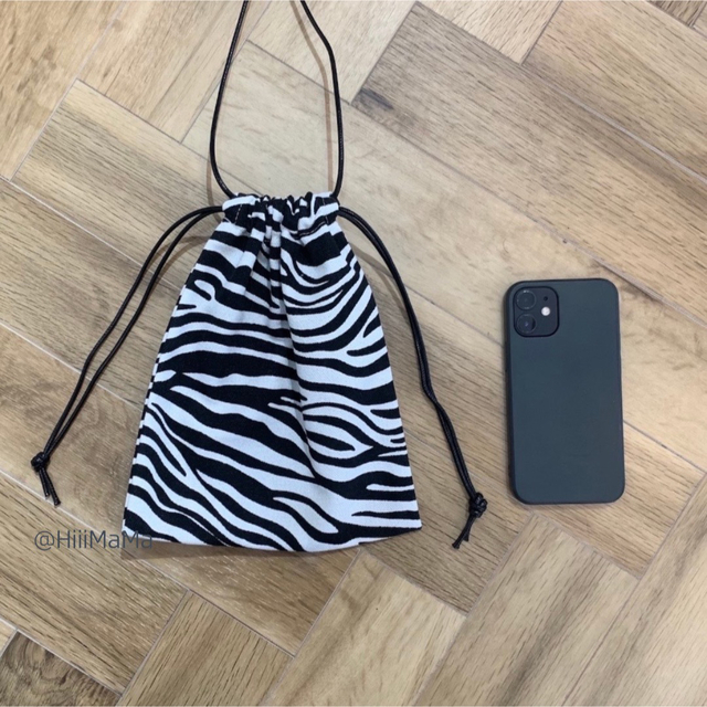 ゼブラ ミニ 巾着 ショルダー バッグ シンプル 韓国 プチプラ モノトーン メンズのバッグ(ショルダーバッグ)の商品写真