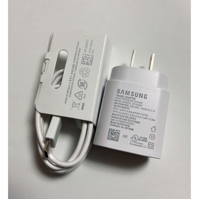 新品Samsung Galaxy急速充電器セット白黒2個セット25w スマホ/家電/カメラのスマートフォン/携帯電話(バッテリー/充電器)の商品写真