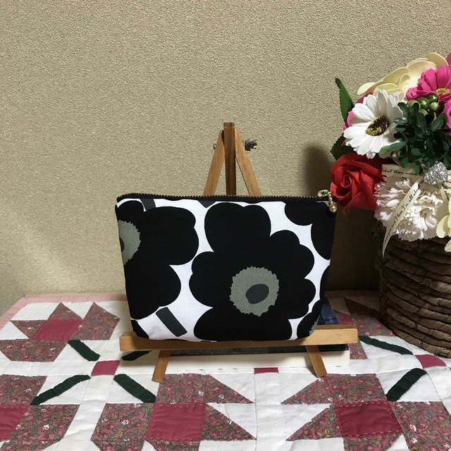 marimekko(マリメッコ)のマリメッコ  生地　ハンドメイド　ミニウニッコ　ブラック　マチ付きポーチ ハンドメイドのファッション小物(ポーチ)の商品写真