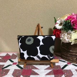 マリメッコ(marimekko)のマリメッコ  生地　ハンドメイド　ミニウニッコ　ブラック　マチ付きポーチ(ポーチ)