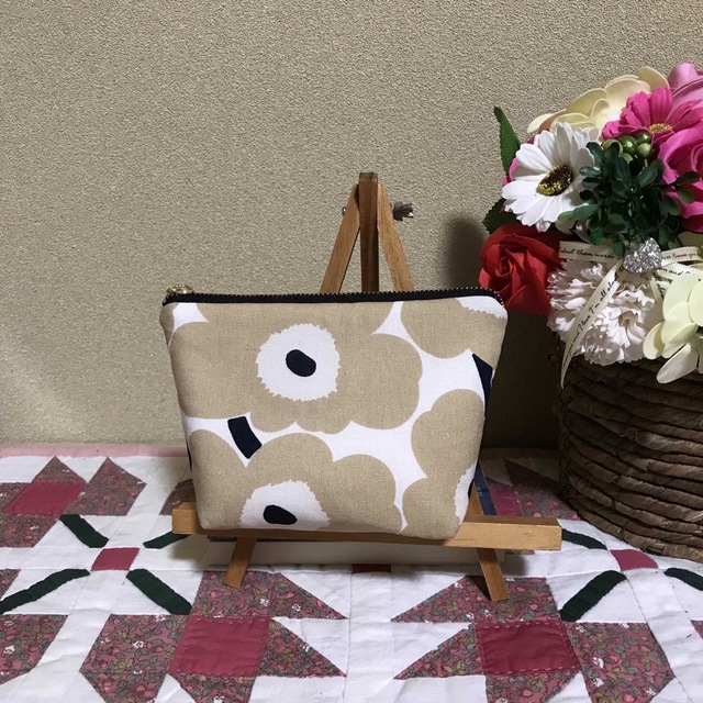 marimekko(マリメッコ)のマリメッコ  生地　ハンドメイド　ミニウニッコ　ベージュ　マチ付きポーチ ハンドメイドのファッション小物(ポーチ)の商品写真