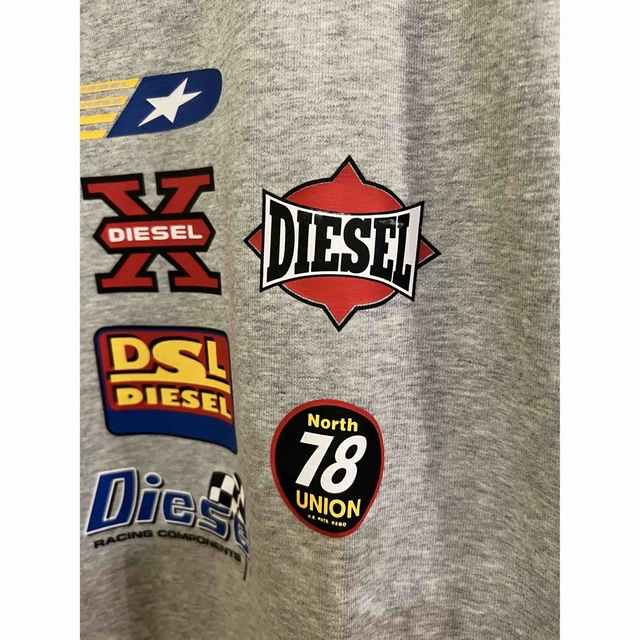 DIESEL(ディーゼル)の新品未使用！ディーゼル  DIESEL  トレーナー　グレーXXL メンズのトップス(スウェット)の商品写真