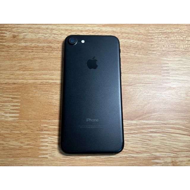 Apple(アップル)のiPhone 7 ブラック 128GB 箱・一部付属品あり クリアケースつき スマホ/家電/カメラのスマートフォン/携帯電話(スマートフォン本体)の商品写真