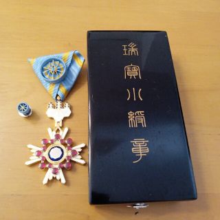 極美品】瑞宝小綬章 現行タイプ 新型 旧勲四等 略章 共箱入 完品 93- 極美品】瑞宝小綬章 現行タイプ 新型 旧勲四等 略章 共箱入 完品 93-