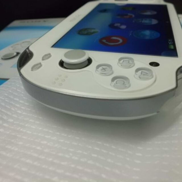 PlayStation Vita(プレイステーションヴィータ)のPSVITA PCH-1000 エンタメ/ホビーのゲームソフト/ゲーム機本体(携帯用ゲーム機本体)の商品写真