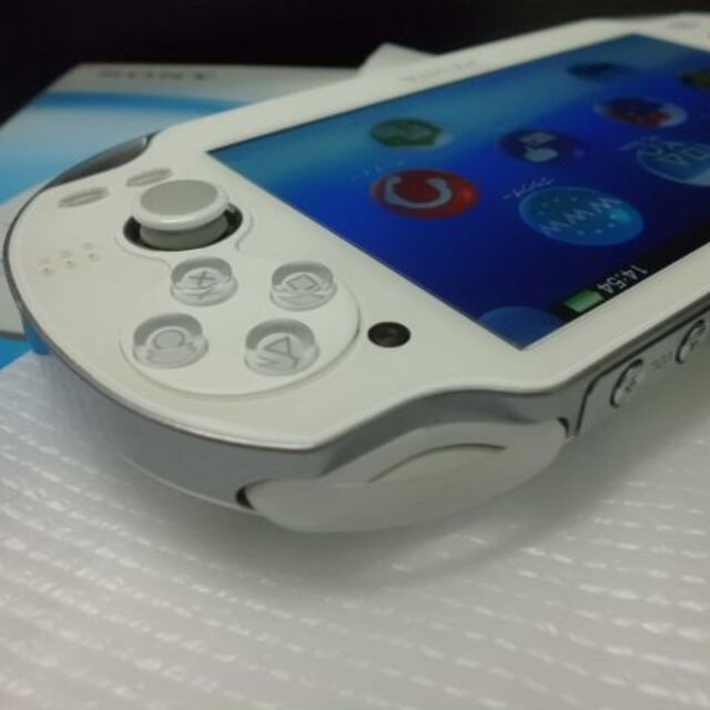 PlayStation Vita(プレイステーションヴィータ)のPSVITA PCH-1000 エンタメ/ホビーのゲームソフト/ゲーム機本体(携帯用ゲーム機本体)の商品写真