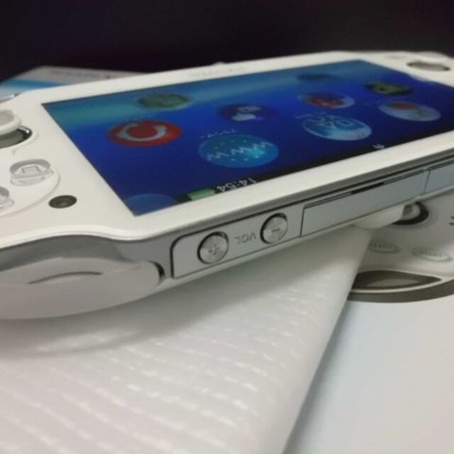 PlayStation Vita(プレイステーションヴィータ)のPSVITA PCH-1000 エンタメ/ホビーのゲームソフト/ゲーム機本体(携帯用ゲーム機本体)の商品写真