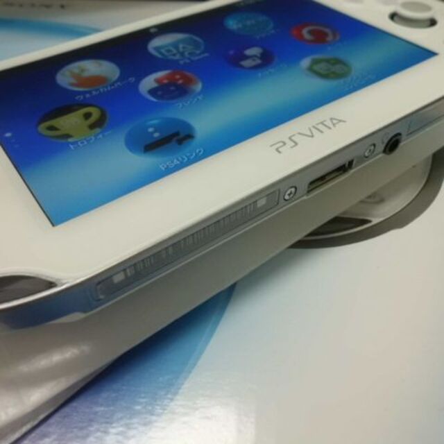 PlayStation Vita(プレイステーションヴィータ)のPSVITA PCH-1000 エンタメ/ホビーのゲームソフト/ゲーム機本体(携帯用ゲーム機本体)の商品写真