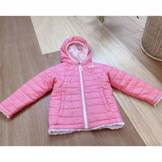 THE NORTH FACE(ザノースフェイス)の専用ノースフェイスリバーシブダウンジャンパー110位northfaceピンク女児 キッズ/ベビー/マタニティのキッズ服女の子用(90cm~)(ジャケット/上着)の商品写真