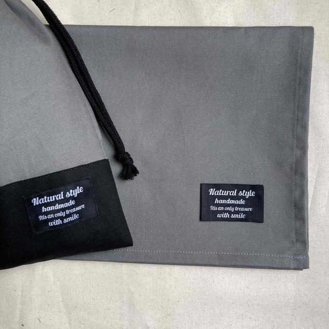 ランチョンマット&巾着袋　#チャコール切替×黒 ハンドメイドのキッズ/ベビー(外出用品)の商品写真
