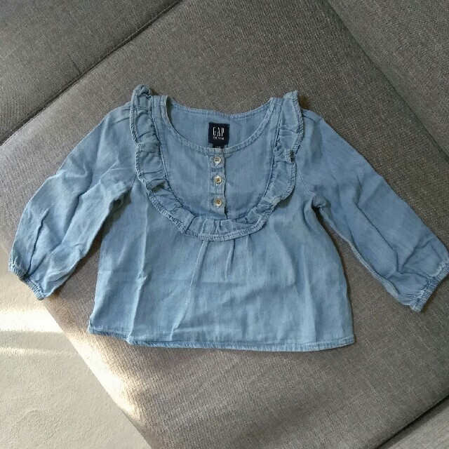 GAP(ギャップ)のGAP DENIM 　ブラウス　シャツ　12-18　80 キッズ/ベビー/マタニティのベビー服(~85cm)(シャツ/カットソー)の商品写真