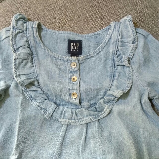 GAP(ギャップ)のGAP DENIM 　ブラウス　シャツ　12-18　80 キッズ/ベビー/マタニティのベビー服(~85cm)(シャツ/カットソー)の商品写真