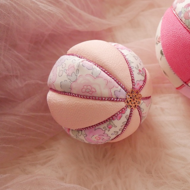 リバティ ピンクてまり ハンドメイドのキッズ/ベビー(おもちゃ/雑貨)の商品写真