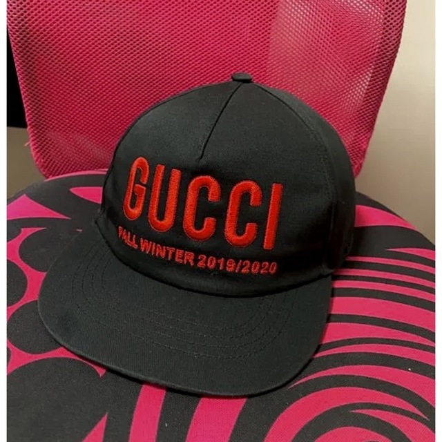 Gucci(グッチ)の希少　国内正規品　グッチ　キャップ　黒　ブラック　XL 赤　帽子　ニューエラ メンズの帽子(キャップ)の商品写真