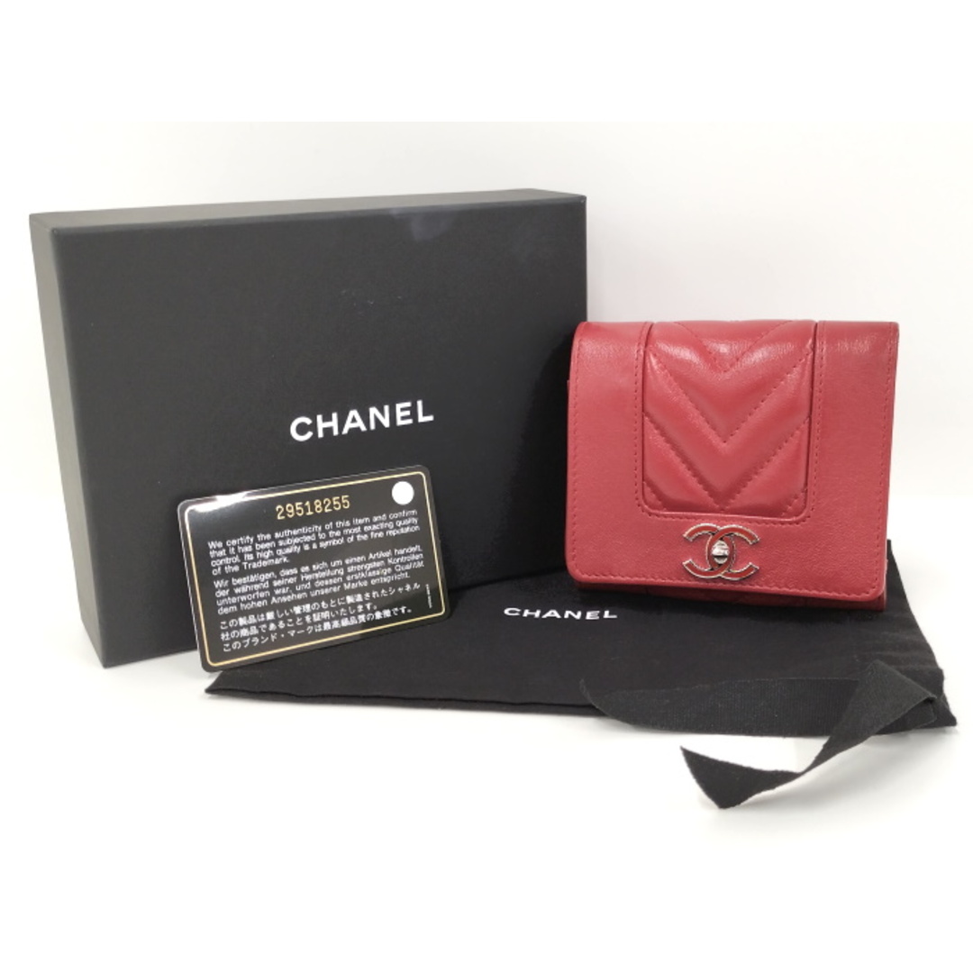 CHANEL(シャネル)のCHANEL 三つ折り財布 Vステッチ マドモアゼル ココマーク レザー レッド レディースのファッション小物(財布)の商品写真