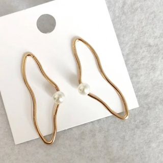 幾何学模様のおおぶりなシンプルピアス(ピアス)