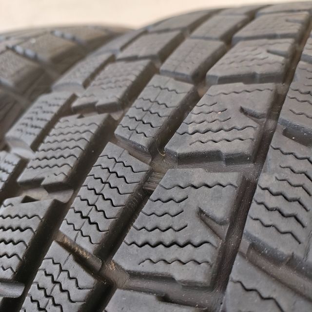 DUNLOP(ダンロップ)のDUNLOP 185/65R15 88Q ウインターマックス YW059 K 自動車/バイクの自動車(タイヤ)の商品写真