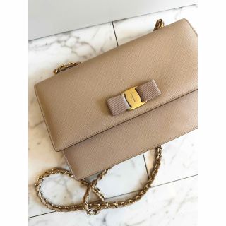 SALE★フェラガモ　ショルダーバッグ　ベージュ　ginny ferragamo