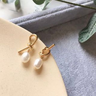 結び目のパールピアス(ピアス)