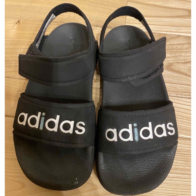 adidas(アディダス)のadidas サンダル　18cm キッズ/ベビー/マタニティのキッズ靴/シューズ(15cm~)(サンダル)の商品写真