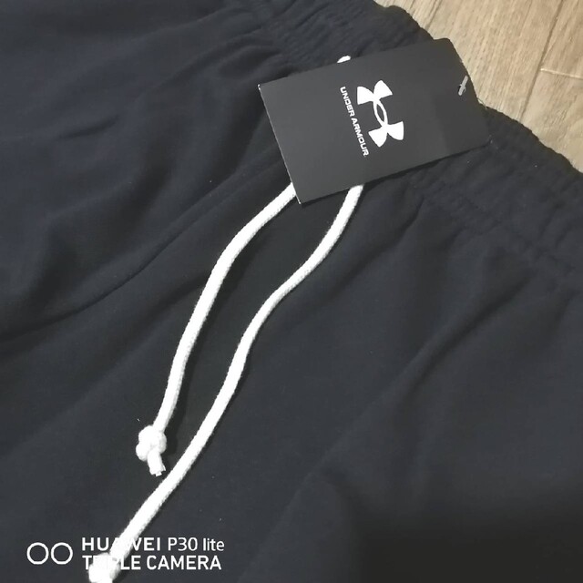 UNDER ARMOUR(アンダーアーマー)の新品　アンダーアーマー　メンズ　スエット　ジョガーパンツ　Lサイズ　冬　春　黒 メンズのトップス(スウェット)の商品写真