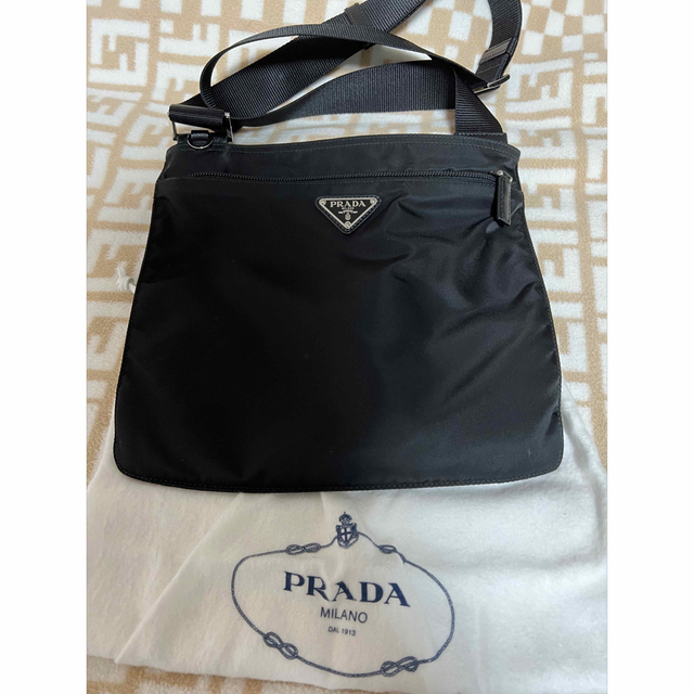 ショルダーバッグ美品PRADA ショルダーバッグ ナイロン 三角ロゴ 斜め掛け ブラック