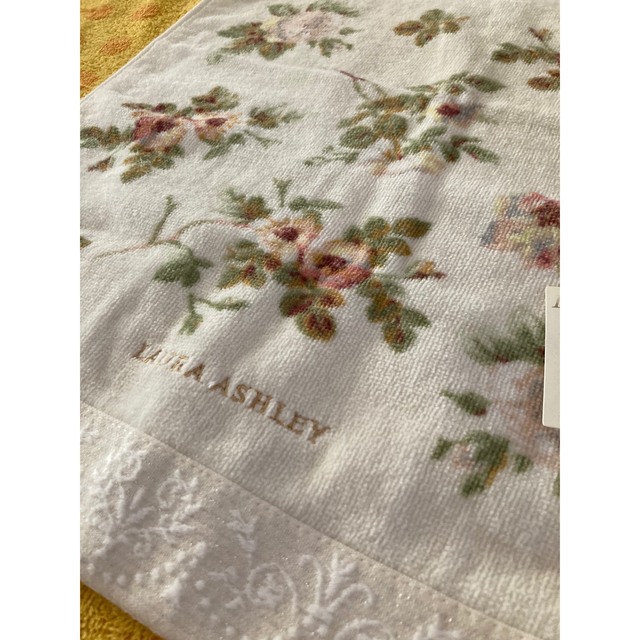 LAURA ASHLEY(ローラアシュレイ)のローラアシュレィ　ハンドタオル　アンジェリカw レディースのファッション小物(ハンカチ)の商品写真