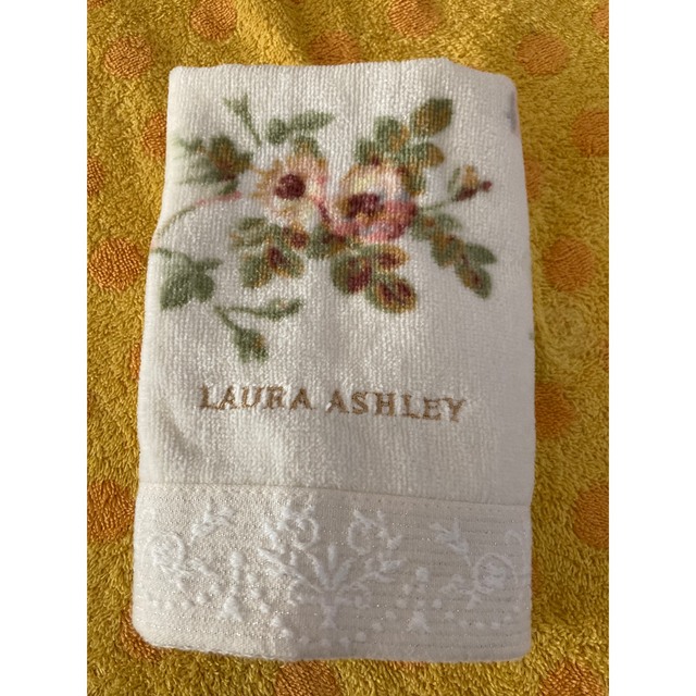 LAURA ASHLEY(ローラアシュレイ)のローラアシュレィ　ハンドタオル　アンジェリカw レディースのファッション小物(ハンカチ)の商品写真