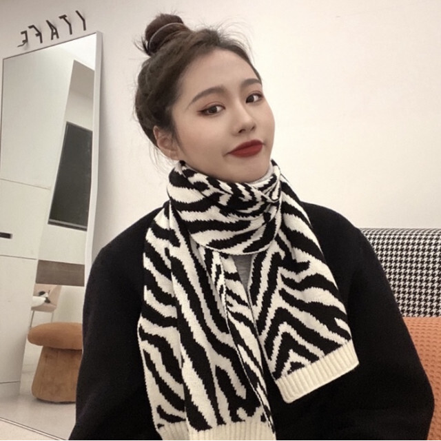 ゼブラ ニット マフラー 黒 白 アニマル ファッション 小物 ストール 韓国 レディースのファッション小物(マフラー/ショール)の商品写真