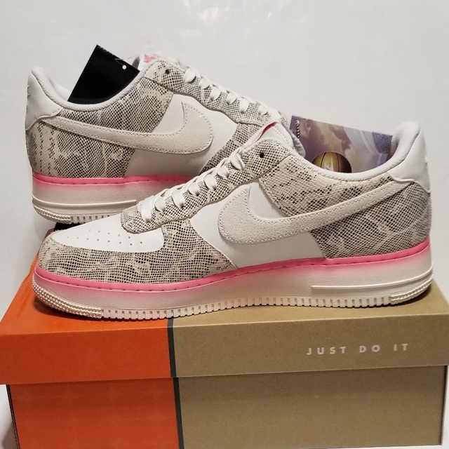 NIKE(ナイキ)のNIKE WMNS AIR FORCE 1 ′07 LX / WMNS30cm メンズの靴/シューズ(スニーカー)の商品写真