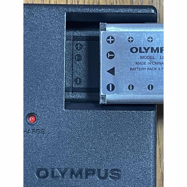 OLYMPUS(オリンパス)のOLYMPUS 充電器とバッテリー スマホ/家電/カメラのスマートフォン/携帯電話(バッテリー/充電器)の商品写真