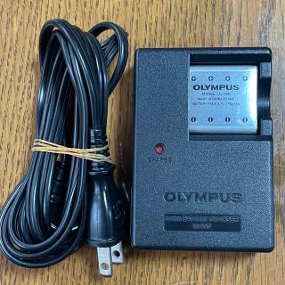 オリンパス(OLYMPUS)のOLYMPUS 充電器とバッテリー(バッテリー/充電器)