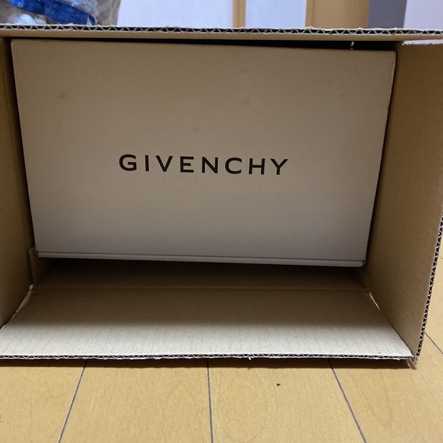 GIVENCHY(ジバンシィ)のちむしゃん様専用   GIVENCHY トレー付き ペアマグセット インテリア/住まい/日用品のキッチン/食器(グラス/カップ)の商品写真