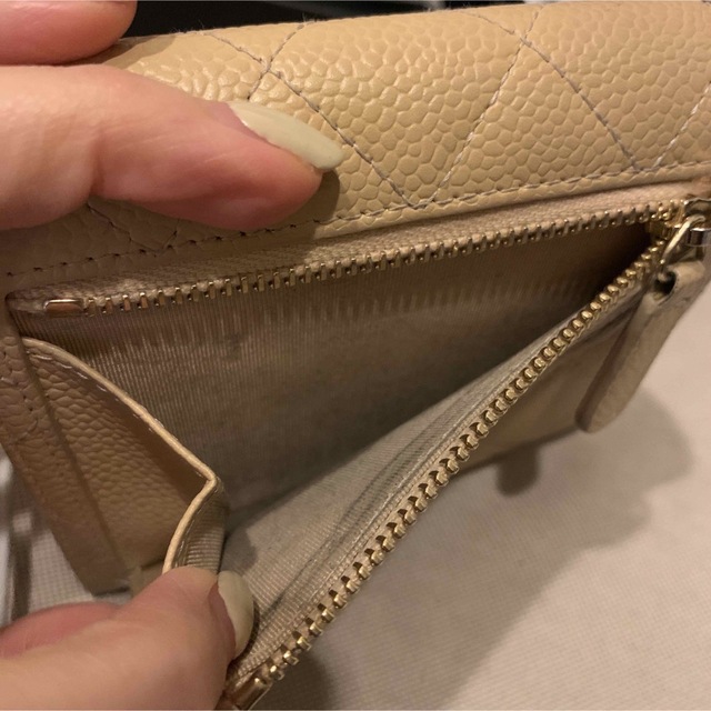 CHANEL(シャネル)のCHANEL ベージュ マトラッセ 三つ折り財布 レディースのファッション小物(財布)の商品写真