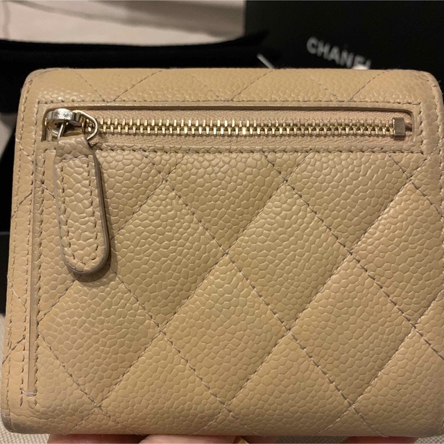 CHANEL(シャネル)のCHANEL ベージュ マトラッセ 三つ折り財布 レディースのファッション小物(財布)の商品写真