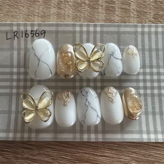 ［現品］ネイルチップ　蝶ネイル　白ネイル　大理石風 コスメ/美容のネイル(つけ爪/ネイルチップ)の商品写真